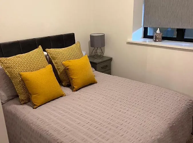 2 Bed Gated 15 The Anchorage The Quay F28 V342 *